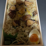 築地 銀だこ - 山菜とたこの炊き込みご飯の上に大ぶりのたこの切り身がたくさん