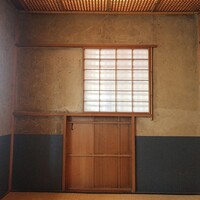 柏屋 大阪千里山 - この1メートル角の木の扉を開けて茶室に入った