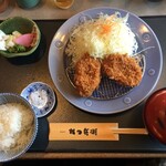 Katsubee - キャーーー！！！名水ポークのヒレかつ定食！¥1600くらい^^;
                        
                        白メシはお代わり無料。
                        
                        婆ちゃんと娘はコレ。
                        
                        
                        
                        