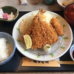 Katsubee - キャーーー！！！オイラはコレ！
                        
                        ヒレかつとアジフライ、海老フライの定食！¥1500くらい。
                        
                        以前来た時食いたかったアジフライヽ(´o｀
                        
                        
                        ではいただきましょう！
                        
                        いざヽ(´o｀
                        
                        
                        