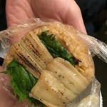 惣菜 かわむら - 具がはみ出すおにぎり　一本煮穴子