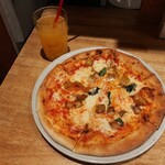 PIZZERIA ACCENTO - 上品な焼き色のピッツァメランザーネはナスとアンチョビが主役、100％オレンジジュースなどドリンク付き