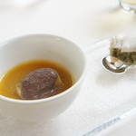 BEIGE ALAIN DUCASSE TOKYO - アミューズ：イエロートマトの冷製スープ、フォカッチャと自家製の生ハム
      