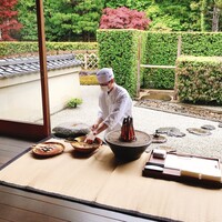 招福樓 本店 - 活けの鮎を炙る