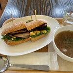 サニーサンドイッチ - 料理写真:本日のスペシャルサンドイッチとオニオンスープ