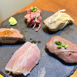 焼き鳥＆肉寿司食べ放題 個室居酒屋 鳥物語 - 特製肉寿司盛り合わせ（5貫）¥790