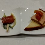 ビストロ　アギャット - 右が自家製ブリオッシュとフォアグラのテリーヌ、金柑のジャム　左がパルマ産生ハムと浅葱のマリネ