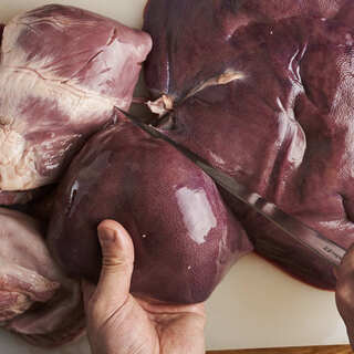 Dissecting pork offal every day! We are particular about freshness.