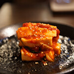 黒毛和牛焼肉 白か黒 - 長芋キムチ