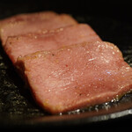 黒毛和牛焼肉 白か黒 - 極上黒毛和牛生タン塩