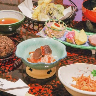 選りすぐりの素材を繊細に落とし込んだ、目にも鮮やかな懐石料理