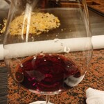 鉄板焼 七海 - 赤ワイン越しのガーリックライス