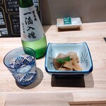 紀の川 - 冷酒【一滴入魂】&御通し(筍・里芋・蒟蒻の煮物)