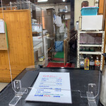 すしごはん 馬ん場 - パーテーションはテーブルごとにしっかり立ててあります。お会計は商品の配膳時に現金です。