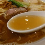 173879885 - 醤油ワンタン麺(スープ)