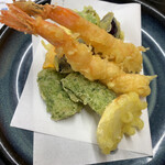 すしごはん 馬ん場 - 天ぷらは、海老2、ちくわ2、茄子1、ピーマン2、玉ねぎ1、で、デラックスというには海鮮が寂しい。。。