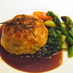 レストラン・セン - 牛テールとフォアグラのパイ包み焼き　濃厚な赤ワインソースで 