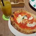 Pizzeria & bar Mano-e-Mano - 手のひらサイズマルゲリータ