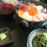 まぐろ太郎 - 海鮮丼、ご飯大盛（９８０円）