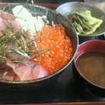 まぐろ太郎 - 三色丼（まぐろ、ホタテ、いくら）大盛（９８０円）