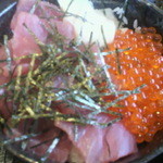 まぐろ太郎 - 三色丼のアップ写真