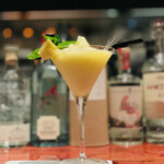 BAROSSA cocktailier - B-2：パイナップルのフローズンカクテル、トッピング：炙りローズマリー