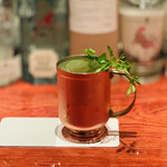 BAROSSA cocktailier - A-1：自家製 蕗の薹リキュールと摺り下ろしジンジャーのモスコミュール、トッピング：セリ