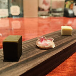 BAROSSA cocktailier - チャーム：奥飛騨酒造の酒粕に漬けたクリームチーズ、白カビ熟成のソーセージ、岐阜産焙じ茶を練り込んだチョコレート