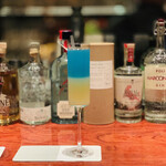 BAROSSA cocktailier - B-1：ウクライナの国旗をイメージしたカクテル（下：岐阜産 グレープフルーツ+ウクライナ産 蜂蜜、上：岐阜産 月桂樹の葉を漬け込んだウクライナ産ウォッカ