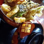 おふくろ - 鶏の親子天丼！デカイ丼で。たくさんの天麩羅！