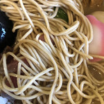 上州濃厚中華蕎麦 はたお商店 - 麺にスープが絡みつく