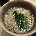 つけめん金龍 - 大きめの海老ワンタン入りのスープ