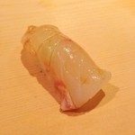 すし 豊倉 - 今日は
      名古屋四皇の二人が
      相まみえております！
      豊倉vs寿しの吉乃！
      ワクワクだぁ！
      先ずはヒラメから(￣▽￣)