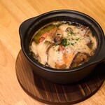 SRY+ IZAKAYA French Italian Creation - カラごと食べられる有頭エビとカマンベールチーズのアヒージョ