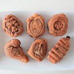 亀屋 - 6個入（500円税込）。亀、提灯、五重塔、鐘、仁王様、鳩　の6つが入っています。