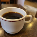 Uo i ne - 【食後のコーヒー】
      コーヒーもしっかりドリップされていて抜かり無い。
      基本セルフサービスだが、年配の客層にはミルクの有無を聞いて笑顔で席まで運んでいた。こういう温かい接客って見ていてホントに心地良い。