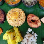 南インド食堂 ビーンズ オン ビーンズ - ココナッツチキン、バナナブロッサムポリヤル、エッグビリヤニ、ワダ、ポテトポリヤル、ラディッシュクトゥ