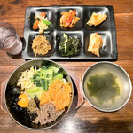 NYAM2 KOREAN BISTRO&CAFE - 石焼きビビンバと6種のおかずセット（わかめスープ付き）1,000円（税込）