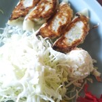 あづまラーメン - セットの餃子×４、キャベツの千切り、ポテサラ