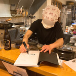 おおはま - 店主が書かれた本にサインをしてもらう宮ちゃん