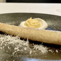 RISPETTO - 目玉焼き
                      ホワイトアスパラガスの根元の苦味が鮮烈に残りながら、穂先に行くにつれ徐々に甘みが拡がり苦味は既に記憶の彼方へ。
                      この料理、かなりインパクト強く私の中に刻まれました！
                      勿論良い意味で♪