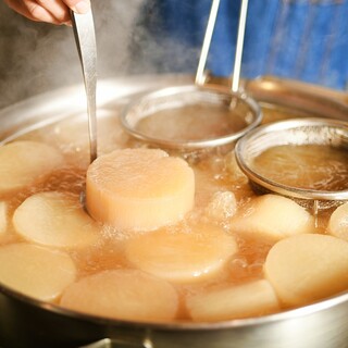 一番人気は大根！うま味とパンチが効いたお出汁の特製おでん