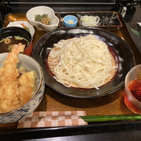 割烹 とんぼ - 天丼はエビ、ししとう、さつまいも、ナス、かぼちゃ。