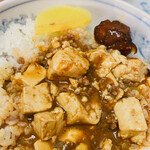 味の舘 - 麻婆豆腐オンザライス。ウィズお新香。