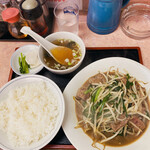味の舘 - ニラレバ炒めを定食で。半ライスで50円引きは有り難い。