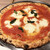 ピッタ ゼロゼロ - マルゲリータ。モッツァレラチーズが真ん中に集結してるので、外側は純粋にマリナーラ（トマトソースのみのピザ）としても楽しめました！辛いオイルもらって、かけるとぶっ飛ぶ美味さです！