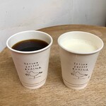 タイショウ・コーヒー・ロースター - 本日のコーヒー(左)とホットミルク(右)