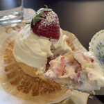 르 파스테 - 가토 프레즈 스푼으로 떠낸 모습, 시럽 부분도 살짝 보입니다.