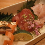 車力門 ちゃわんぶ - 25年2月　お造り　枕崎の鰹炙りと平造り、稲取の金目鯛炙り