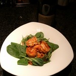 Deli＆Bar 秀 - 大きな海老の生パスタ・トマトソース　　めっちゃデカイたっぷりの海老たちの下に、たっぷりのパスタが潜んでいます。二人で取り分けるのがお勧めです。